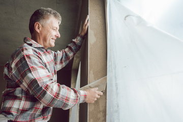 Profitez de plus de lumière dans votre maison avec la création d'ouverture pour fenêtre par un maçon 